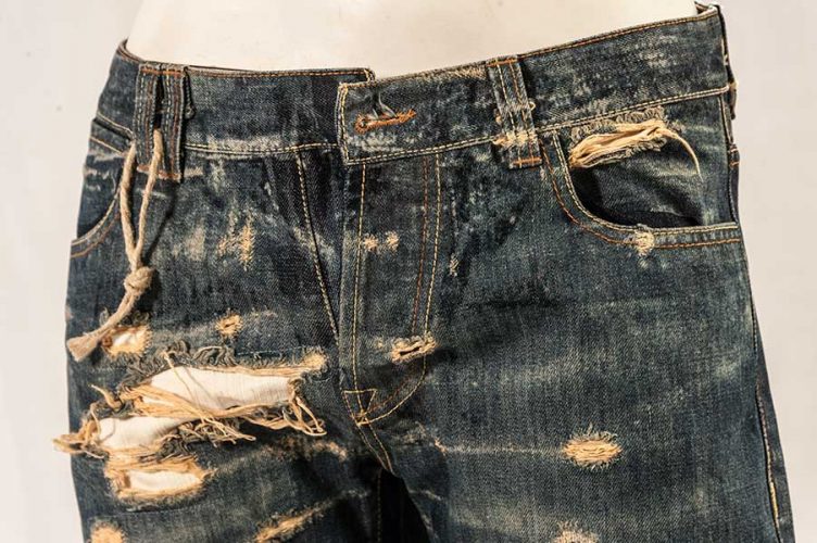 dettaglio taglio laser jeans 