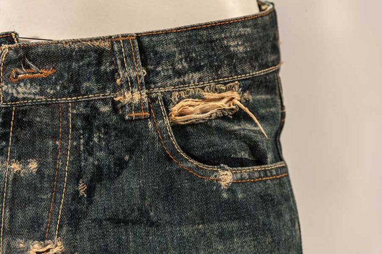 dettaglio taglio laser tasca jeans 